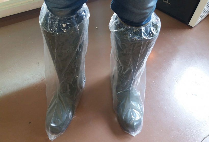 Foto 1. Las botas de pl&aacute;stico ayudan a prevenir la contaminaci&oacute;n cruzada a trav&eacute;s del calzado.
