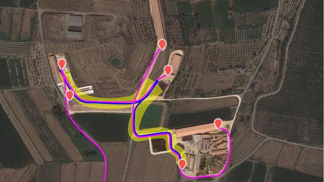 Imagen 3. Flujo de tr&aacute;fico actual. El cami&oacute;n interno se ha representado en azul y el externo en lila. El resaltado amarillo representa la zona de riesgo de contaminaci&oacute;n cruzada.

