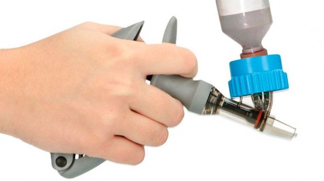 Image 1. Vaccination syringe.

