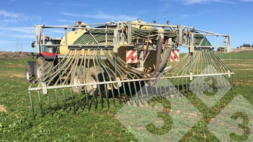 Figura 1. Sistema de aplicaci&oacute;n de purines mediante tubos colgantes, para evitar aerosoles y emisiones de amon&iacute;aco, y conseguir una aplicaci&oacute;n m&aacute;s uniforme. Foto gentileza de J. M. Capdevila.
