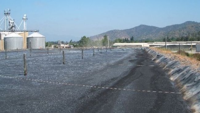 Balsa de purines antes y después de ser cubierta para evitar emisiones de NH3 y recuperar CH4 para su uso energético. Fotos del autor (izquierda) y de Agrícola AASA, Chile (derecha).