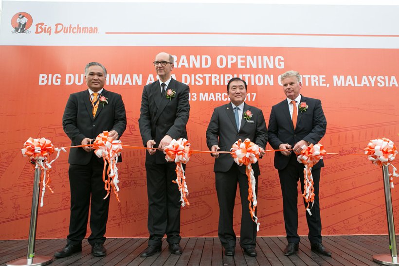 (from left to right) Kok Fatt Chin, Joint Manager Director BD Asia, Big Dutchman CEO Bernd Meerpohl, Yang Berhormat Dato’Seri Ong Ka Chuan, Second Minister for International Trade and Industry in Malaysia, as well as Jan Hofstede, President of BD Asia, cut the orange-coloured ribbon, thus officially handing over the new halls and offices.