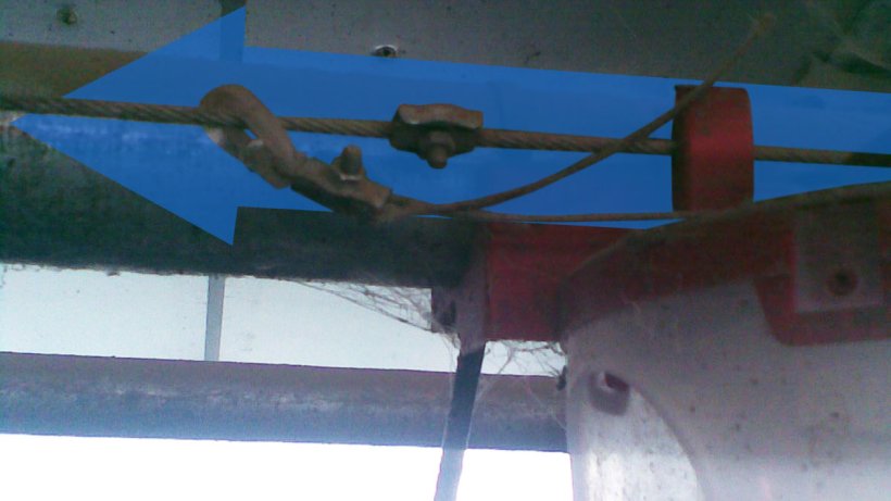 When the cable moves in the direction of the arrow, the eye bolt will act as a stopper and will pull the lever that delivers the feed from the dispenser
