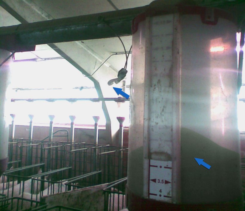 Detail of a dispenser that is full but that we have unhooked so it does not deliver feed.
