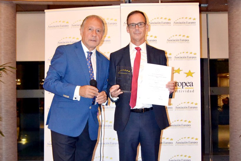 Manuel Navarro, responsible for Magapor Administration and Finance, receives AEDEEC award.
