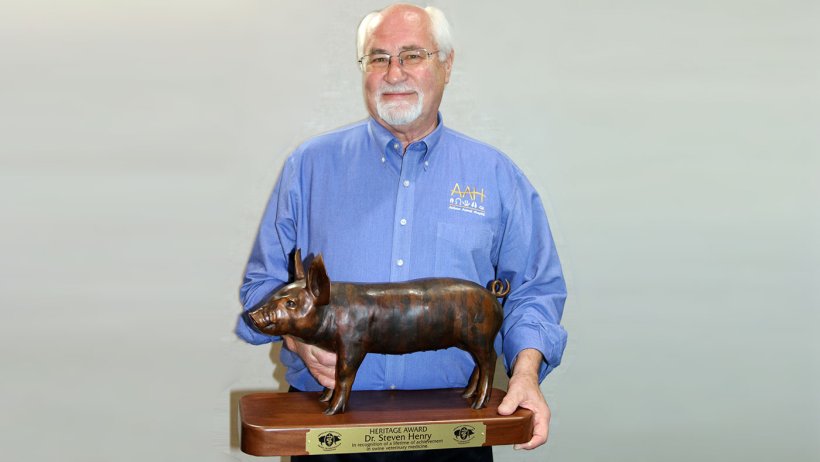 Dr Steven Hen ry, recipient of the AASV Foundation Heritage Award