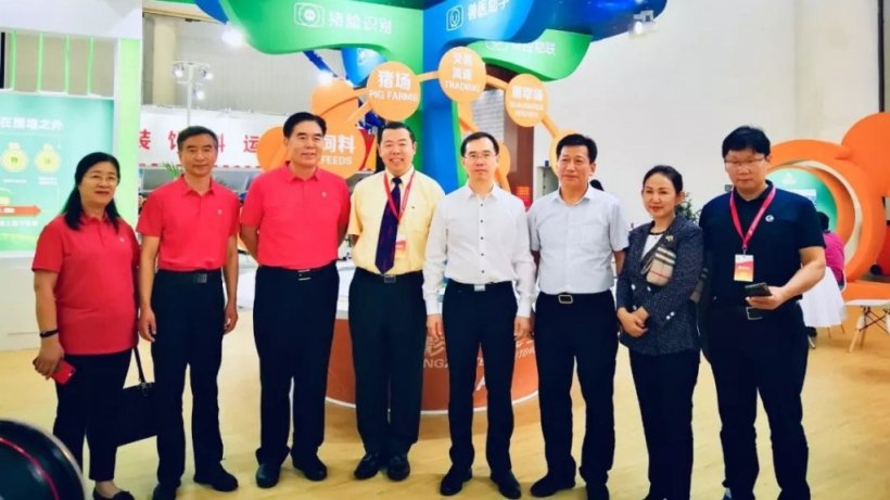 (Left to the right) Guifen Gong, Xintian He, Xirong Li, Guanghua Chen, Guihua Zhang, Jie Yu, Qiangde Liu
