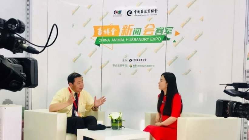 Dr. Jingxiang He discussing the development trend on the use of inteligence in the swine industry and the application prospects of 3D and 5G technologies in this field.
