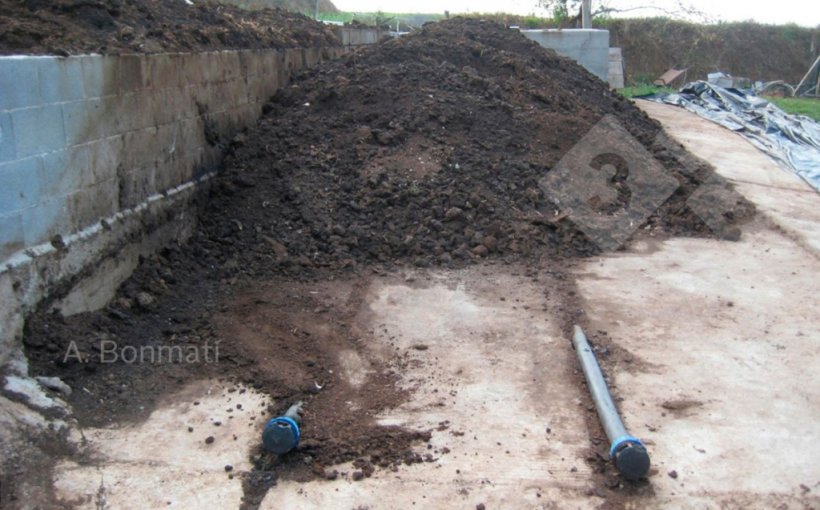 Figure&nbsp;1b. Composting systems: with air supply via blower and pipes under the pile.&nbsp;Photos courtesy of&nbsp;A. Bonmat&iacute; (IRTA).
