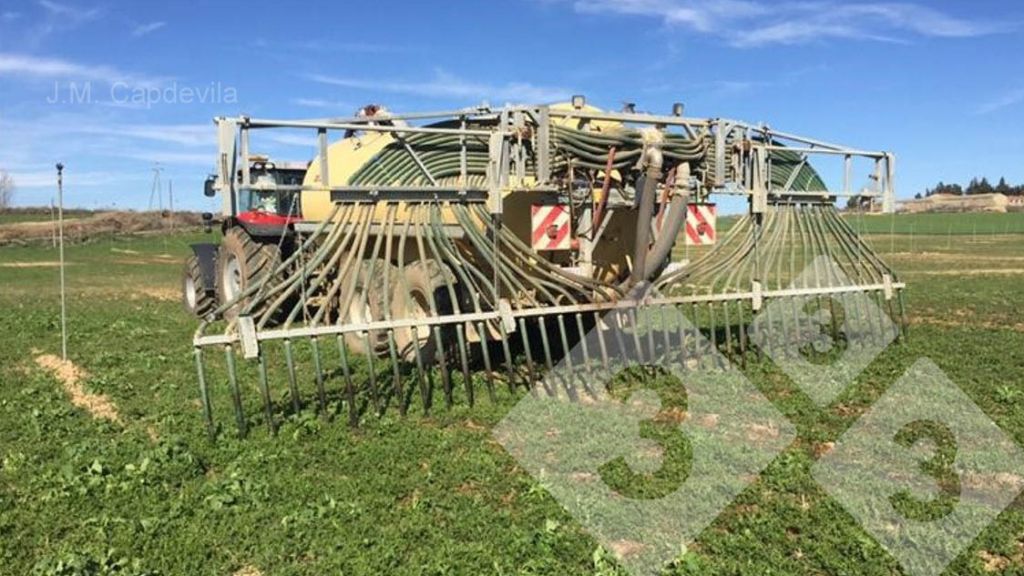 Figure 1. Slurry application system that uses hanging tubes, to avoid aerosols and ammonia emissions, and to achieve a more uniform application. Photo courtesy of J. M. Capdevila.

