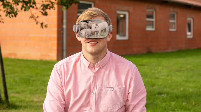 Virtual reality glasses were used for the virtual farm tour (in addition to the option of following a tour using a tablet) Photo: Ludger Bütfering.