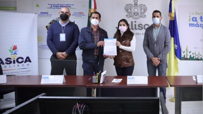 The signing of the agreement between ASICA, SADER Jalisco, and URPJ.