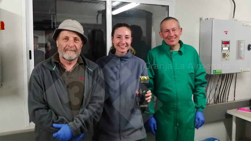 Photo 1: From left to right: Emilio Magallón, Sara Beitia, and Roberto Bautista with the “MAPA Special Award” trophy.