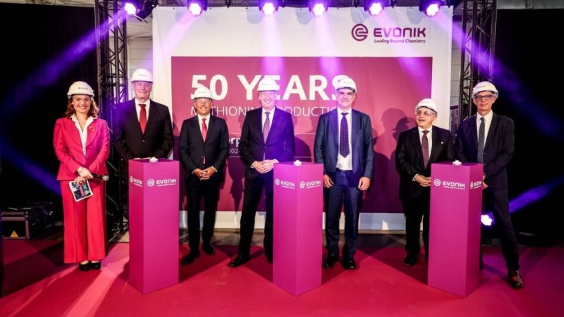 From left to right: Dorien Leyers, event moderator; Norbert Steier, Head of Production and Technology of Animal Nutrition business line, Evonik Operations GmbH; Thomas Wessel, Chief Human Resources Officer and Labor Director, Evonik Industries AG; Johann-Caspar Gammelin, Member of the Executive Board, Evonik Operations GmbH, and President Nutrition & Care; Johan Klaps, Port Alderman of Antwerp; Dr. Gaetano Blanda, Senior Vice President and Head of Animal Nutrition business line, Evonik Operations GmbH; Ivan Pelgrims, General Manager, Evonik Antwerpen NV.