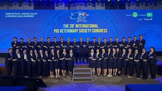 The core Local Organizing Committee, composed primarily of faculty members from the Faculty of Animal Science and Veterinary Medicine, Nong Lam University Ho Chi Minh City, ready ahead of the opening ceremony of the congress.