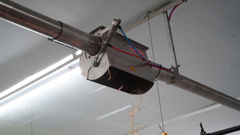 Via a durable chain conveyor, the straw &ndash; up to 80 millimetres in length &ndash; is transported directly to the pens via a chain conveyor system in a way that is gentle on the material.
