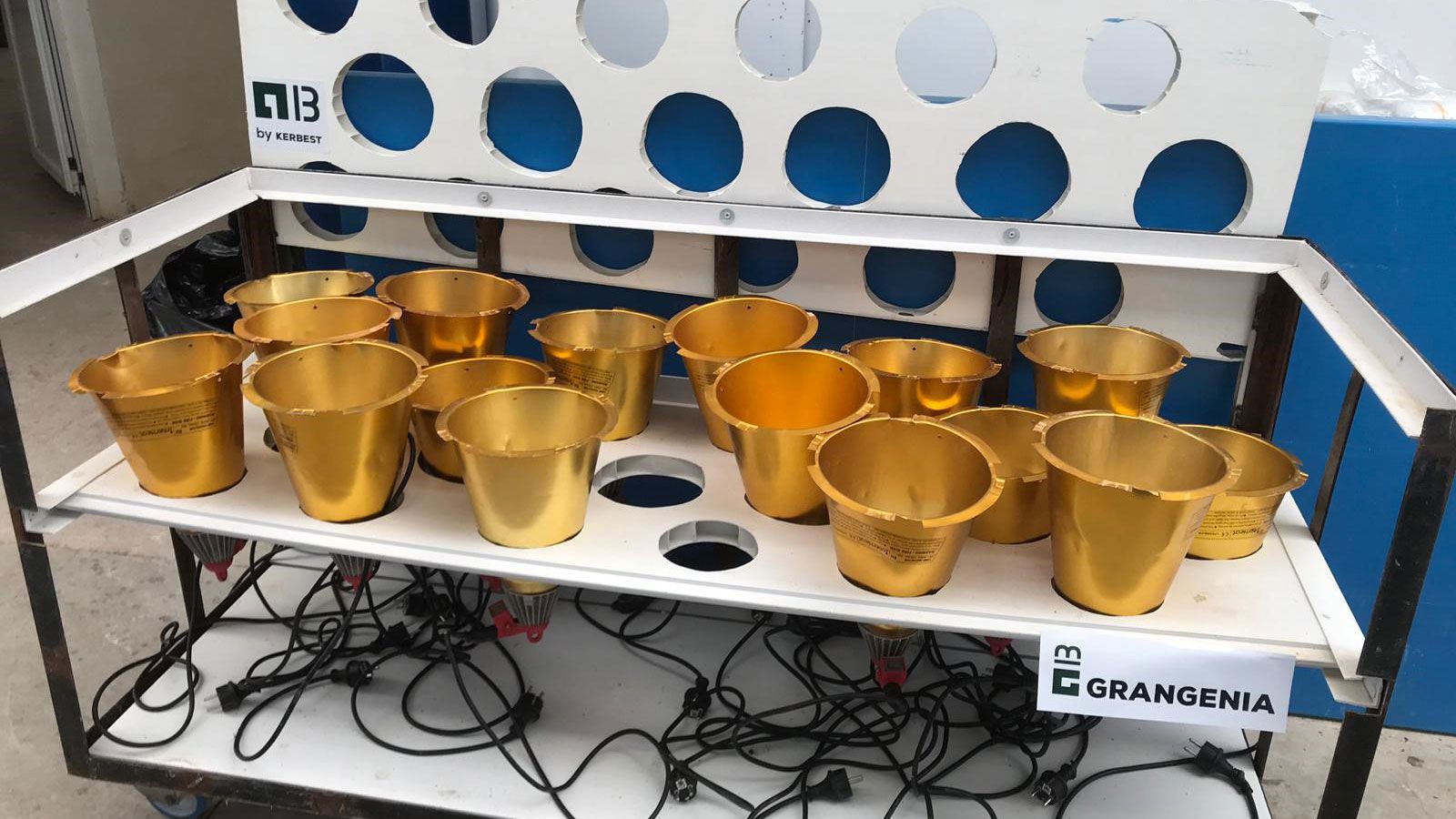 Zdjęcie 1: W&oacute;zek przeznaczony do suszenia i przechowywania lamp grzejących z porod&oacute;wek (zdjęcie dzięki uprzejmości Grangenia)
