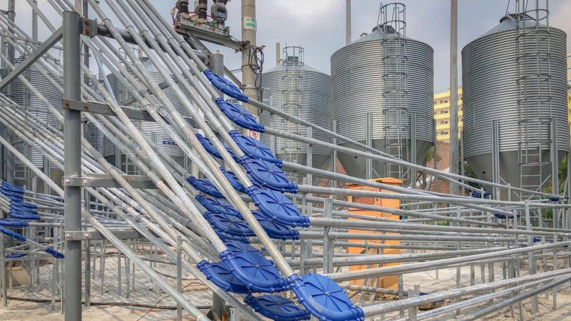 Photo 7: System do dystrybucji paszy i jej dostarczania na r&oacute;żne piętra. Źr&oacute;dło: Marcio Schmidt.
