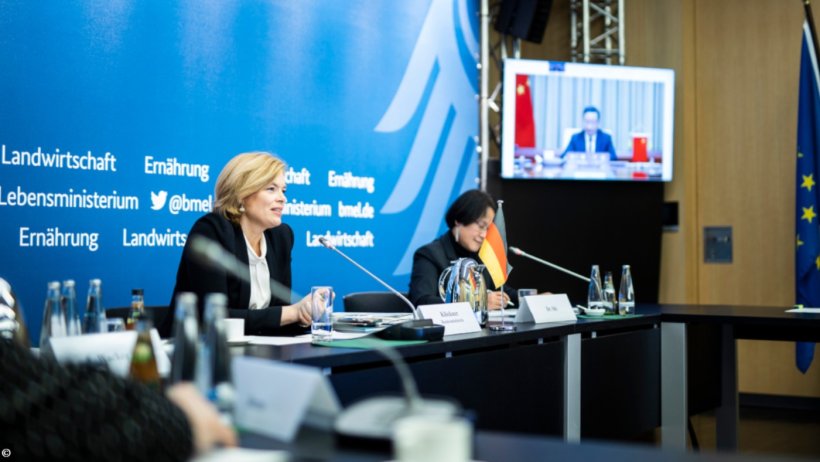Federal Minister of Agriculture, Julia Kl&ouml;ckner, and her Chinese counterpart Tang Renjian discuss agricultural issues as part of the 6th China-Germany government consultations. Source: BMEL.
