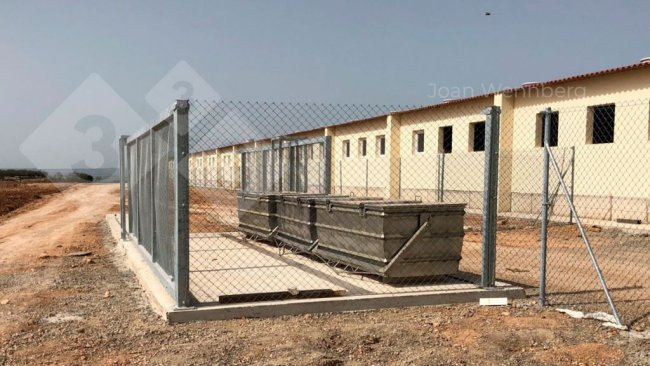 Ryc. 5. Kontenery do utylizacji zwłok ze zróżnicowanym dostępem do składowania zwłok i odbioru zwłok. Zdjęcie dzięki uprzejmości Joan Wennberg.