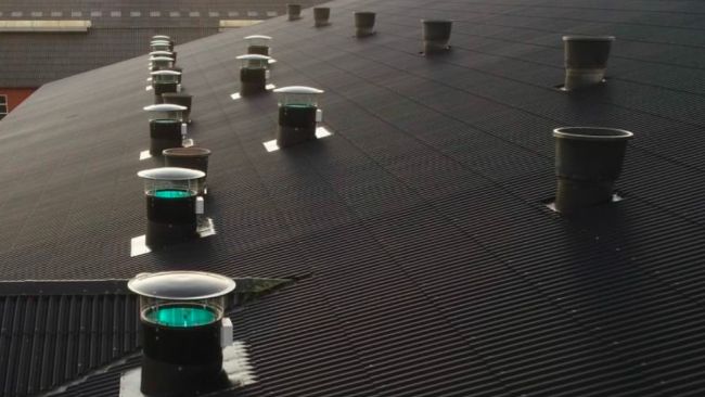 Zdjęcie 2. Wlot wentylacyjny (niebieskie światło) z lampami UV-C.
