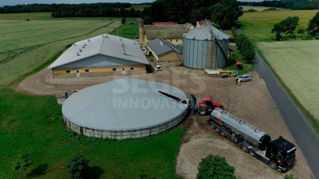 Zakwaszanie niskimi dawkami w celu zmniejszenia emisji metanu z magazyn&oacute;w powinno odbywać się p&oacute;źną wiosną. Obecnie osiąga się to poprzez dodanie kwasu siarkowego (96%) podczas intensywnego mieszania. Zdjęcie: S&oslash;s Lindeborg Pedersen, SEGES Innovation.
