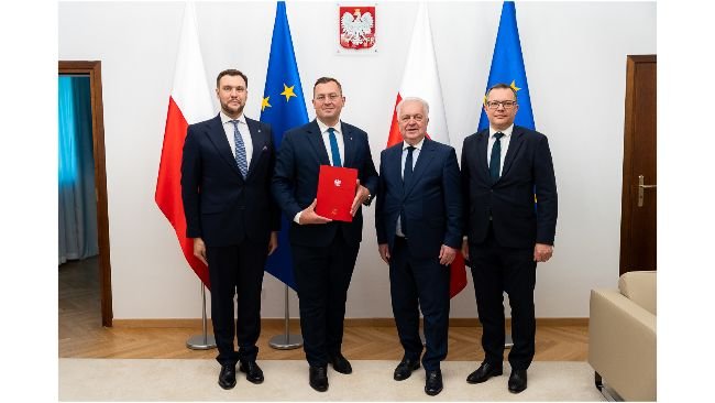 Minister Stefan Krajewski z wiceministrami i dyrektorem generalnym MRIRW. Źródło: MRIRW