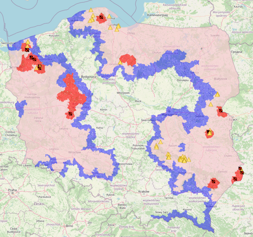 strefy ASF we wrześniu 2025r. Czerwonymi k&oacute;łkami zaznaczone są ogniska u świń z 2025r., a ż&oacute;łtymi tr&oacute;jkątami przypadki ASF u dzik&oacute;w odnotowane od początku września tego roku.

