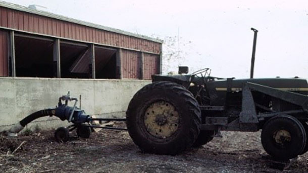 Un productor casi pierde la vida en esta granja cuando entr&oacute; para inspeccionar a sus cerdos mientras agitaba y bombeaba la fosa.
