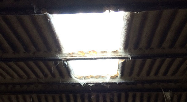 Pavilh&atilde;o velho onde se melhora a ilumina&ccedil;&atilde;o tendo uma janela.
