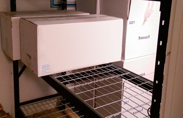 Foto 2. As prateleiras dividem a sala numa área 'suja' e outra 'limpa'.
Fonte: AI Partners, Morris, Minnesota, USA