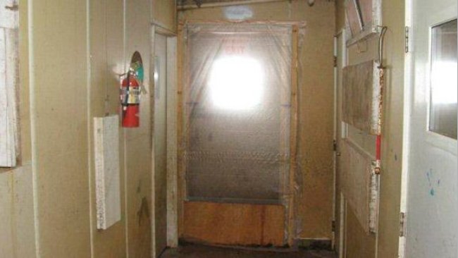 Exemplo de porta isolada que previne a entrada de vento não desejado e também o movimento não desejado entre la zona “limpa” (dentro da exploração) e zona “suja” (exterior da exploração).