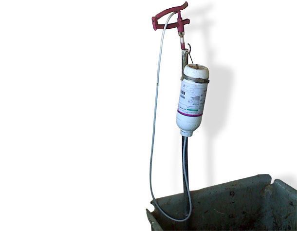 nesta explora&ccedil;&atilde;o pendura-se o medicamento oral numa garrafa de 1 litro boca abaixo (estilo goteira) do carro para processar leit&otilde;es.
