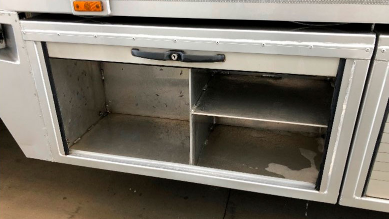 Foto 2: Caixa lateral do cami&atilde;o, lavada e a drenar.
