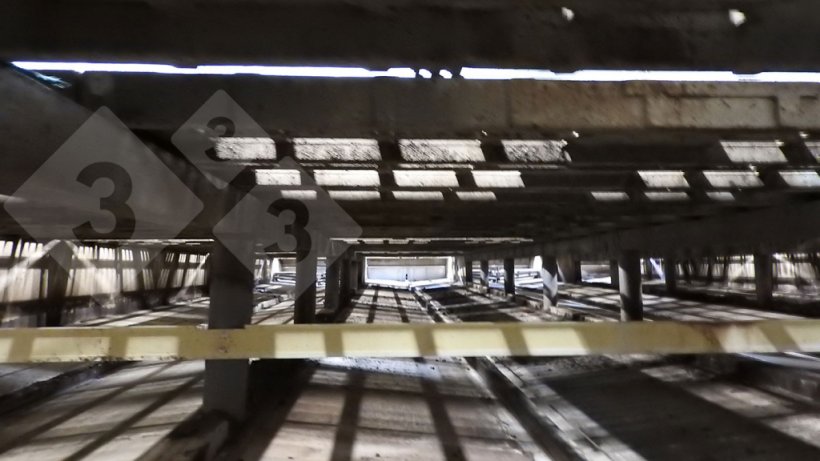 Vis&atilde;o do sistema de raspadores e cabos dentro da fossa
