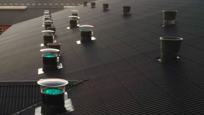 Figura 2. Entrada de ventilação (luz azul) com tubos UV-C