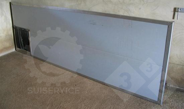 El panel que delimita el "nido" es de material plástico fijado por un anillo de acero. En una esquina hay una abertura provista de "cortinas" para que pasen los lechones.