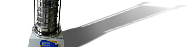 Coluna de crivos sobre a m&aacute;quina vibrat&oacute;ria