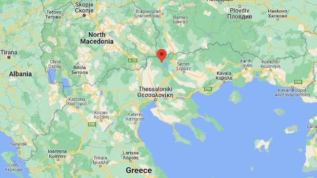Ферма расположена в муниципальном районе Ливадия, муниципалитет Синтики, региональная единица Серрес, в зоне усиленного наблюдения I.