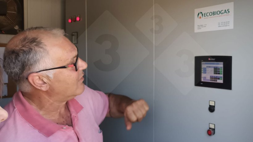Владелец фермы Хосеп Мария Капдевила контролирует настройку&nbsp;котла.
