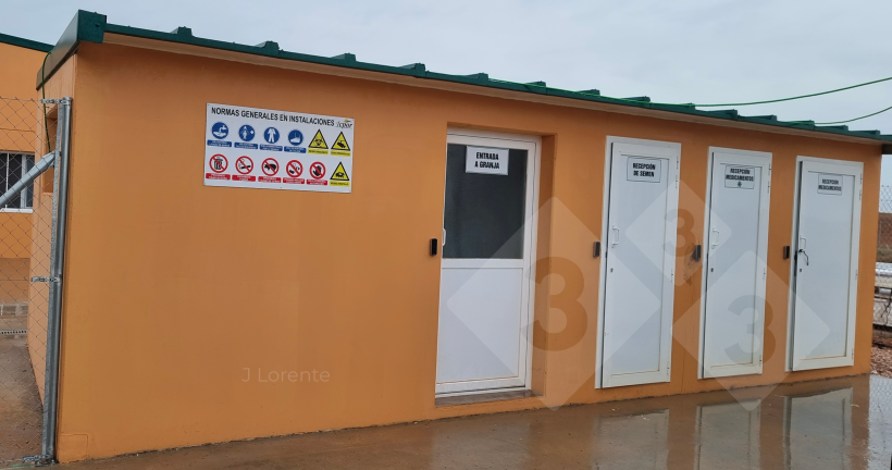 Hình 4. Khu vực tiếp nhận được phân chia theo các khu vực. Cửa ra vào: Lối vào trang trại, khu vực tiếp nhận tinh heo, khu vực tiếp nhận sản phẩm yêu cầu bảo quản lạnh và khu vực tiếp nhận các loại thuốc thông thường.