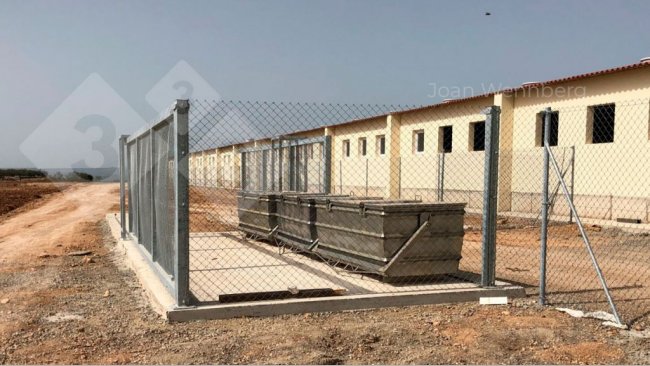 Hình 5. Các thùng xử lý xác heo với các lối vào khác nhau để bỏ xác và gom xác heo. Ảnh cung cấp bởi Joan Wennberg.