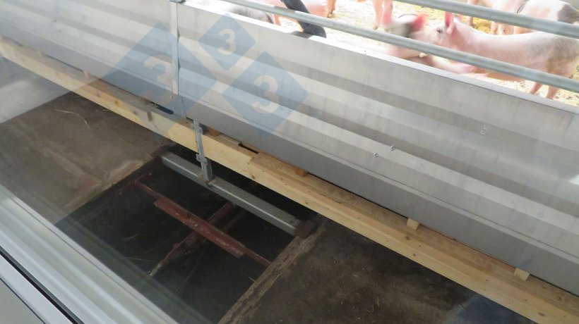 Hệ thống c&agrave;o ph&acirc;n đặt ở phần đ&aacute;y (vị tr&iacute; thấp nhất) của &ocirc; chuồng, c&oacute; chức năng đưa ph&acirc;n ra khỏi khu chuồng trại.

