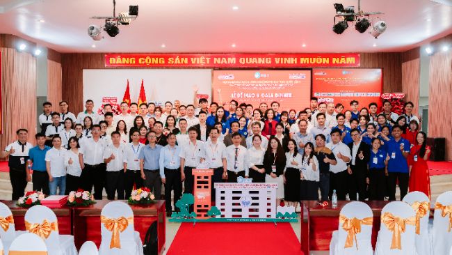 Gala Dinner kh&eacute;p lại chương tr&igrave;nh trong kh&ocirc;ng kh&iacute; ấm &aacute;p