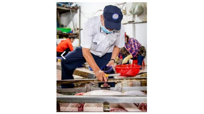 Cán bộ thú y đóng dấu kiểm soát giết mổ tại một lò mổ heo ở phường Nam Nha Trang. Nguồn: Báo Khánh Hòa