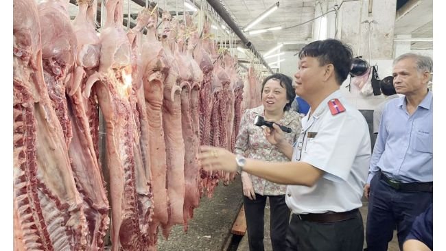 Tăng cường công tác kiểm tra, giám sát, kiểm soát các cơ sở giết mổ nhằm ngăn chặn, phát hiện và xử lý nghiêm các trường hợp thu gom, vận chuyển, đưa sản phẩm động vật không đủ điều kiện ra tiêu thụ trên thị trường. Nguồn: Báo Chính Phủ