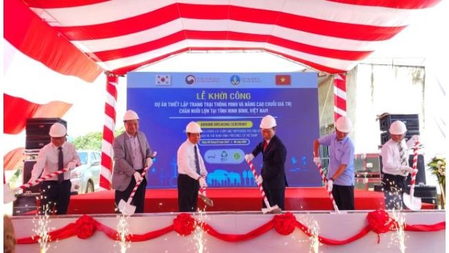 Thứ trưởng Phùng Đức Tiến, lãnh đạo UBND tỉnh Ninh Bình cùng các đại biểu làm lễ động thổ xây dựng trang trại chăn nuôi heo thông minh.