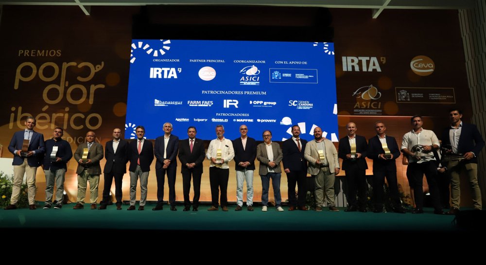 Las autoridades con los ganadores de los premios especiales