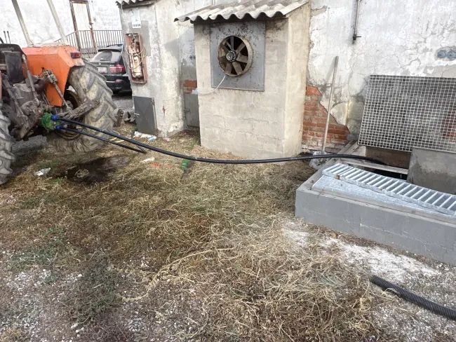 Lavaggio fossa sottostante con utilizzo di 2 pompe: una cardanica e un...