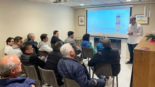 Los participantes en el Swine Management and Economic Program de la 333 Academy visitan Semen Cardona